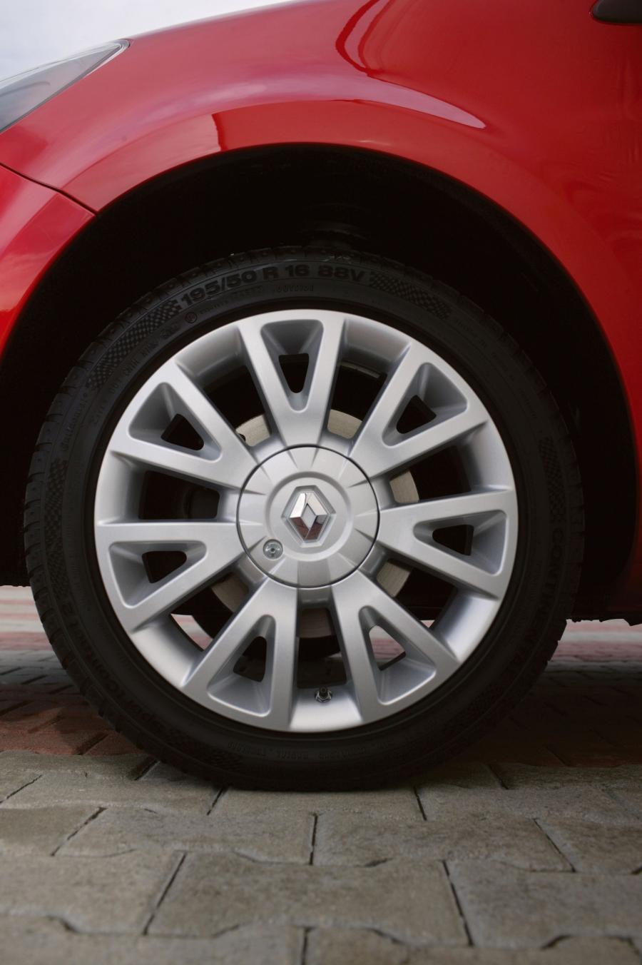  Renault Clio 2006 года  (фото 64 из 97)